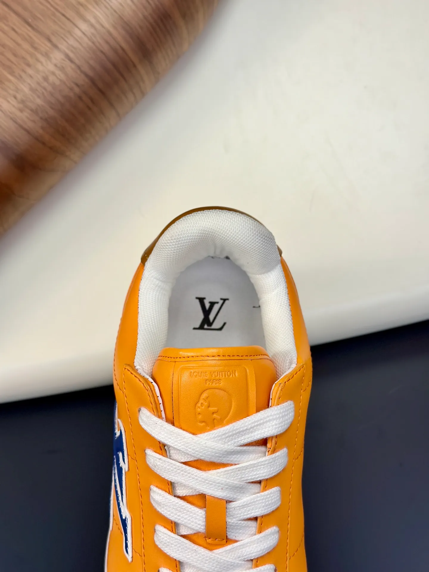 Factory direct sale ¥700💰Full set of packaging💰Top version LV-Louis Vuitton-Classic catwalk new style 1:1 developed replica of the original version! ! The upper foot is very comfortable. It is made of luxurious materials and fine workmanship. The midsole is printed with English letters "Made in Europe". The upper is made of calfskin imported from Italy. The side is decorated with the brand's LOGO and signature. The latest latex foot pads and mesh lining make the foot feel super comfortable. The original two-color TPU combination outsole is specially provided by the original factory. Bag technology Goodyear stitched edges Fabric: Exclusive custom first-layer cowhide Accessories: Exclusive private model Vuitton logo, lining: Customized silk mesh lining - first-layer silk cowhide lining Outsole: TPU combination outsole wear-resistant, non-slip and anti-yellowing Foot pads: new latex pads-mesh sweat-absorbent Counter technology: fully computerized sewing machine wire drawing Toe box back cover Hot and cold shaping Full set of pull-top last with medium and low logo pattern Counter packaging - Shoelaces, certificates, cards, instructions, certificates of quality, dust bags, the most comprehensive packaging on the Internet, men's size 339-44 (38/45 custom-made, non-refundable!